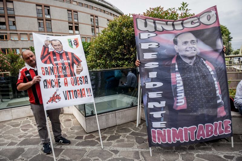 "Non mollare": l'abbraccio di tifosi e fan a Berlusconi 8