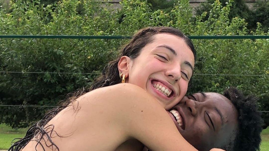 "Lì sei felice, qui non lo eri". L'ultima foto di Julia Ituma con Virginia Adriano