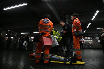 Milano, brusca frenata sulla linea rossa della metro a San Babila: venti persone coinvolte 1