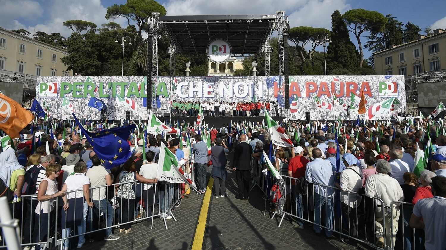 Diego Fusaro irride la piazza del Pd a Roma: "O partigiano, portali via..."