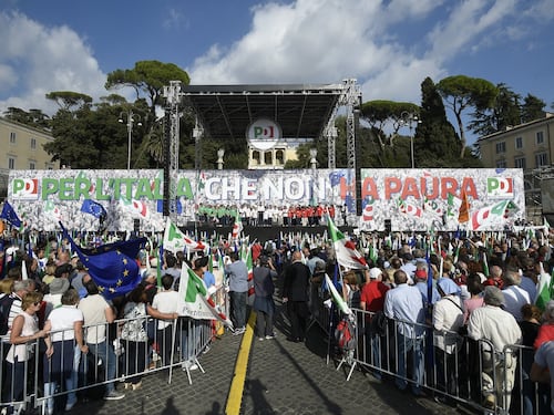 Diego Fusaro irride la piazza del Pd a Roma: "O partigiano, portali via..."