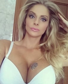 Francesca Cipriani, seno in mostra al mare 16