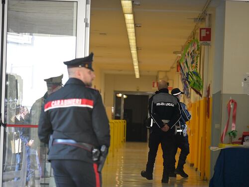 “Tagliati o racconto i tuoi segreti”: il ricatto choc del 13enne che ha accoltellato la prof