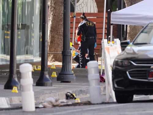 Sparatoria davanti a un bar. Fuoco da un'auto, 6 morti