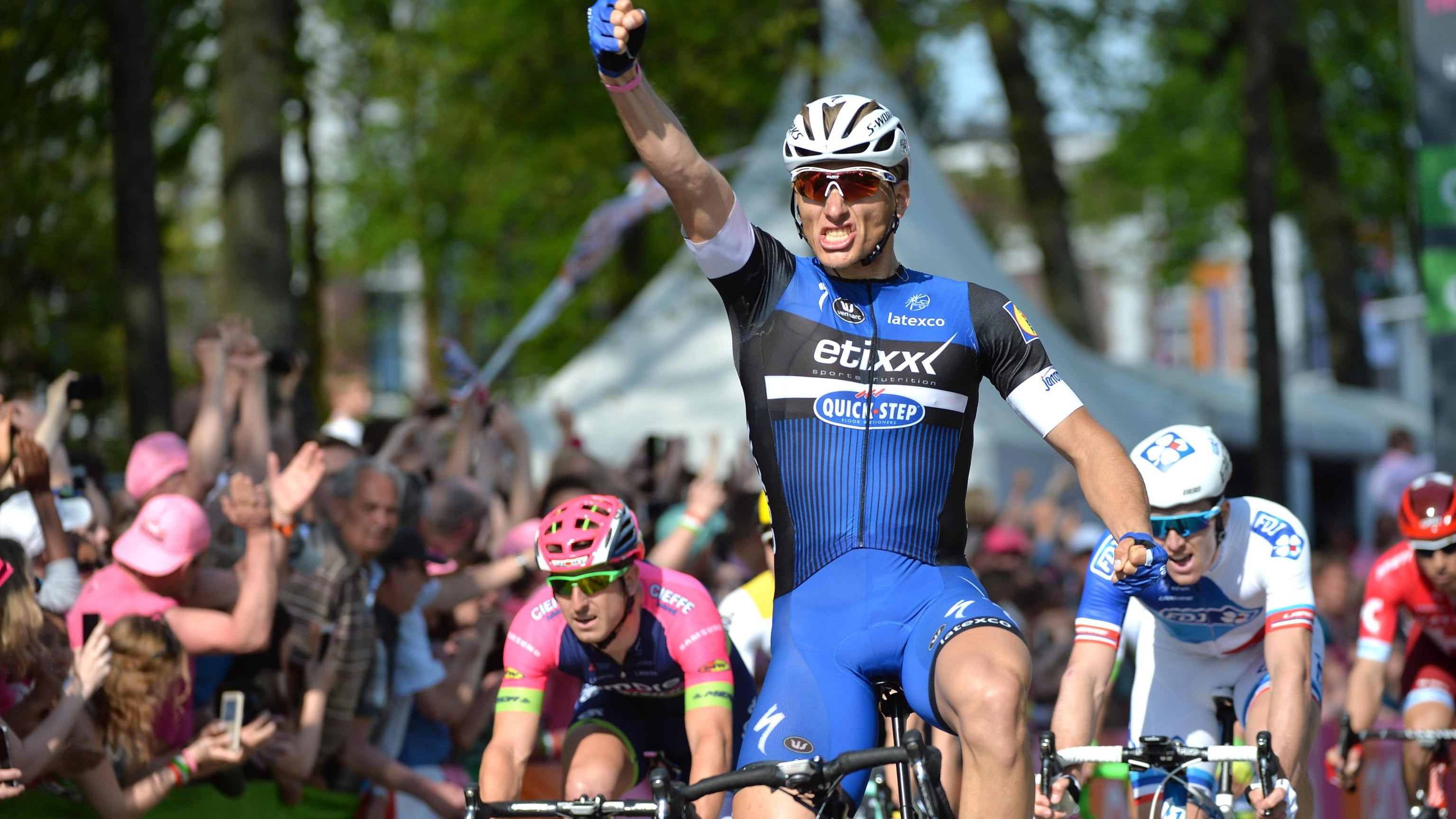 C'è Kittel tra due ali di folla. Al Giro un nuovo Re Leone