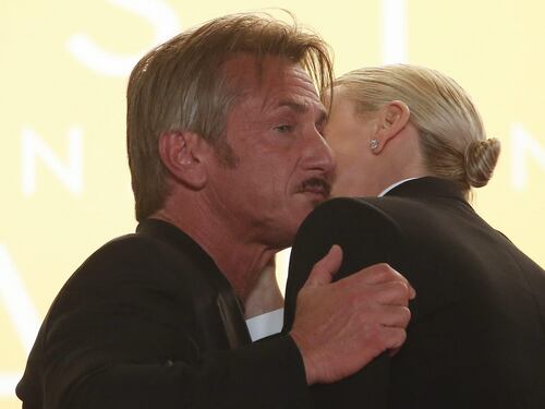 Neanche uno sguardo tra Charlize Theron e Sean Penn, poi quel saluto affettuoso