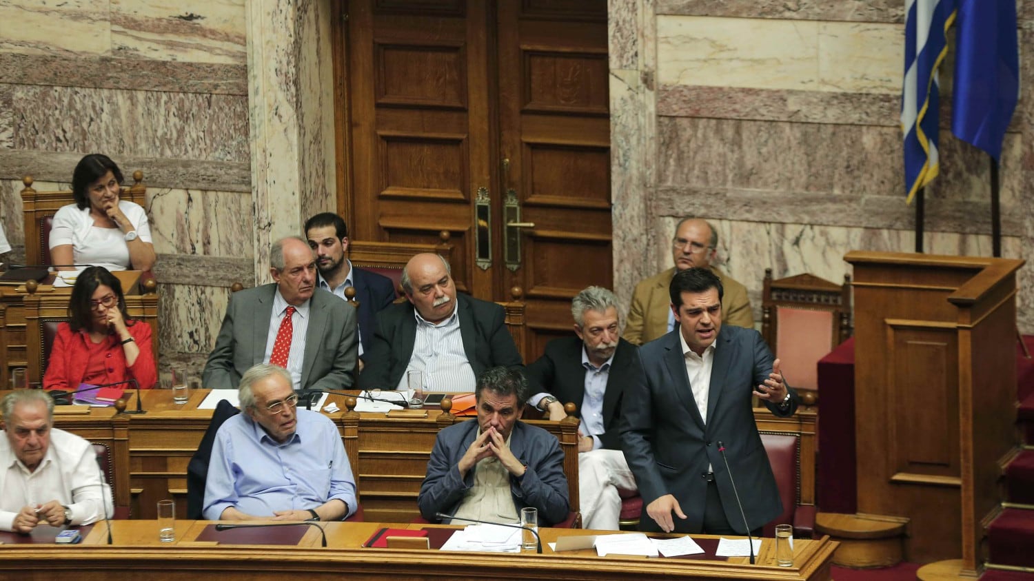 La Grecia si piega all'Ue: approvato il piano di riforme