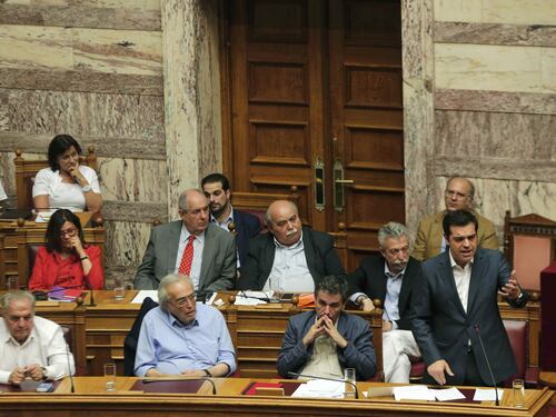 La Grecia si piega all'Ue: approvato il piano di riforme