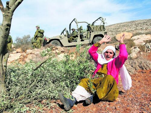 Assalto agli italiani e boom di violenze: indagine sui coloni. Bibi torna da Trump