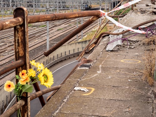 Il malore dell'autista e il guardrail fragile: nella scatola nera i metri finali del bus