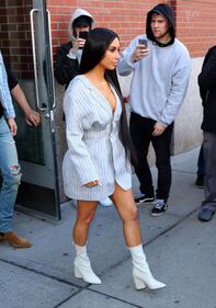 Kim Kardashian hot: bionda e scollata su Twitter 51