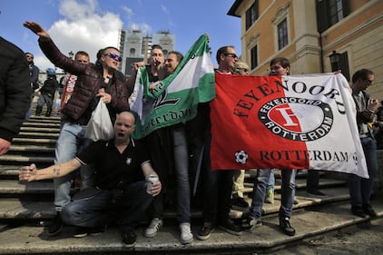 I tifosi del Feyenoord assaltano la Barcaccia di piazza di Spagna 5