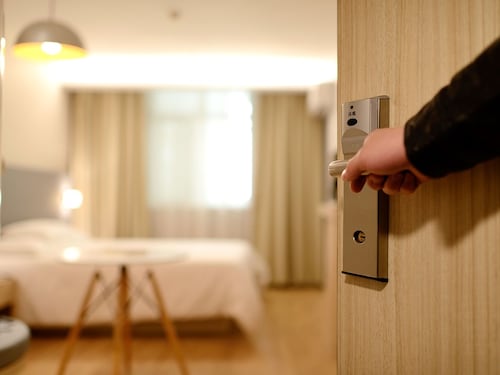 Filmavano i clienti in hotel con telecamere nascoste: i video hot finiscono sui siti porno