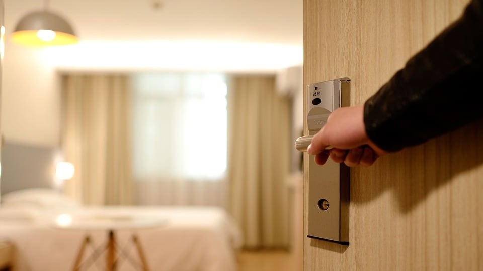 Filmavano i clienti in hotel con telecamere nascoste: i video hot finiscono sui siti porno