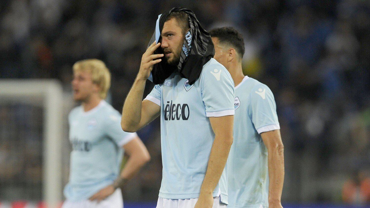 Lazio-Inter, de Vrij causa il rigore su Icardi: l'olandese piange in panchina