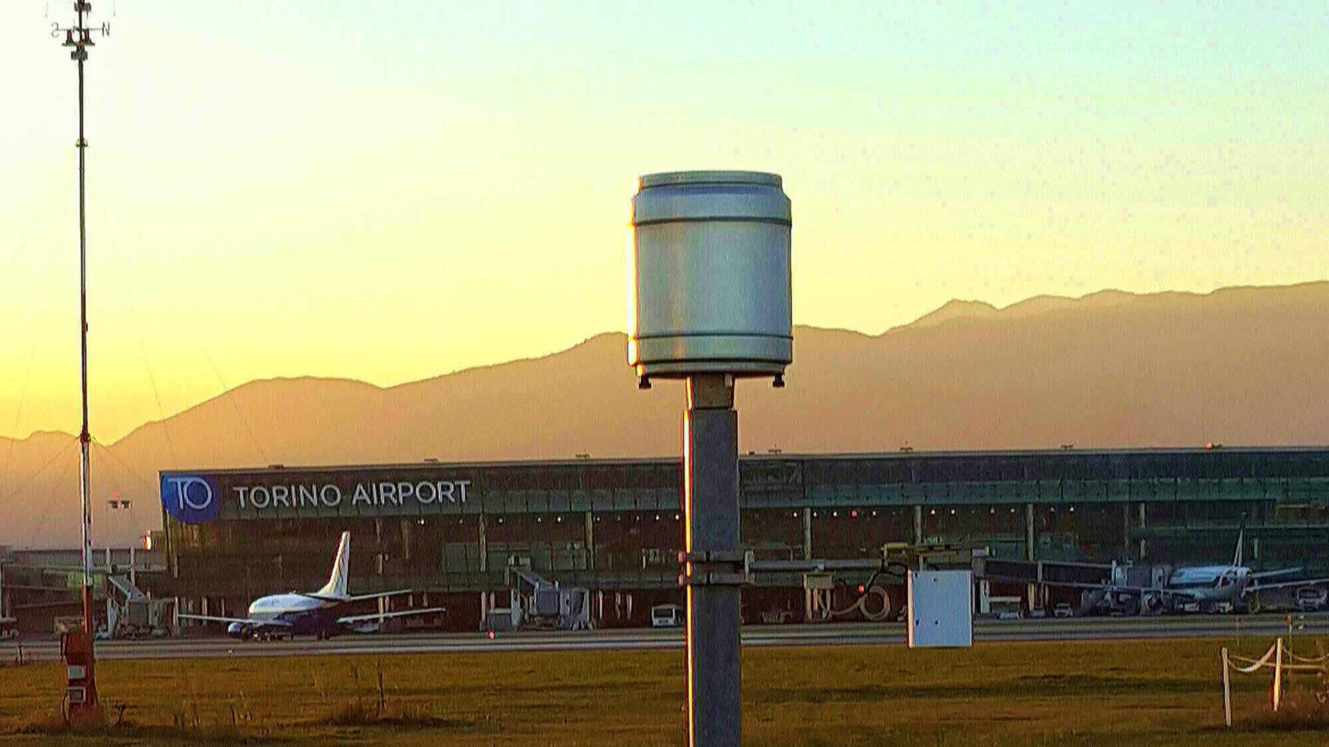 Scende dall'aereo per amore. E il volo per Madrid parte in ritardo di un'ora