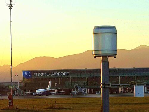 Scende dall'aereo per amore. E il volo per Madrid parte in ritardo di un'ora