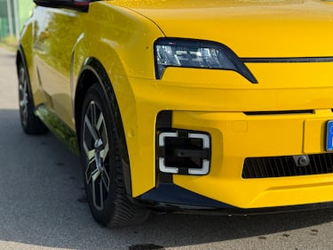 Renault 5 E-Tech: guarda la gallery della nuova elettrica dal design iconico 6