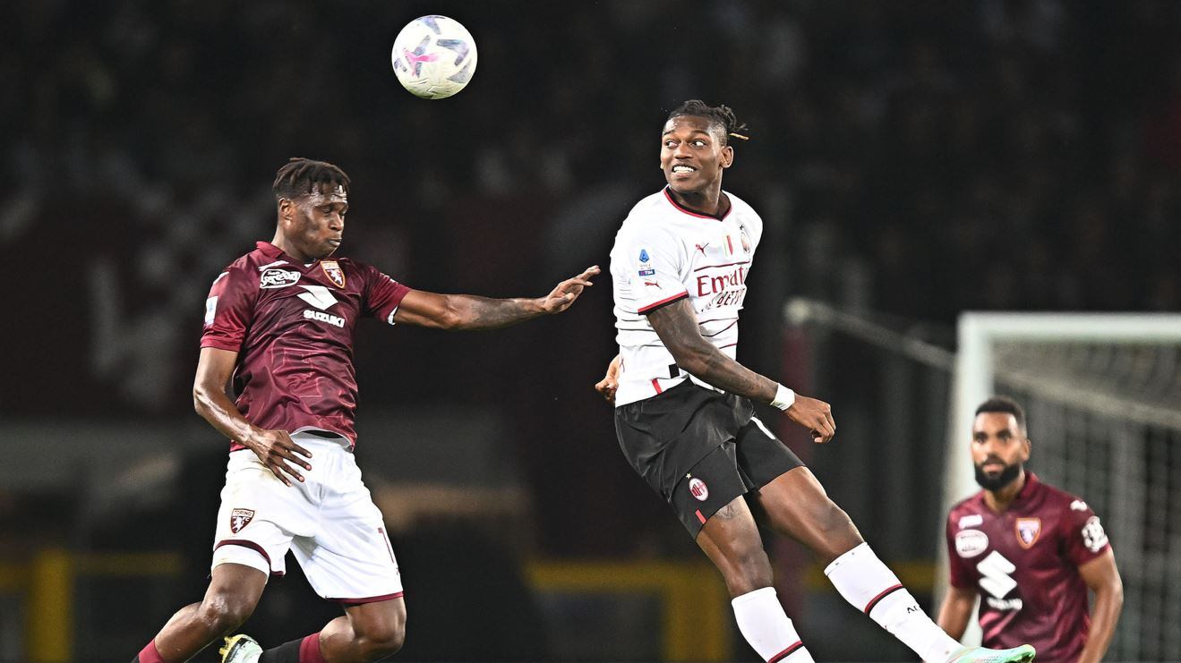 Leao stecca a Torino. E il Napoli se ne va in fuga