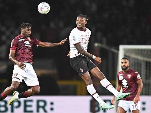 Leao stecca a Torino. E il Napoli se ne va in fuga