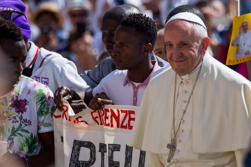 Papa Francesco con gli immigrati in San Pietro 1