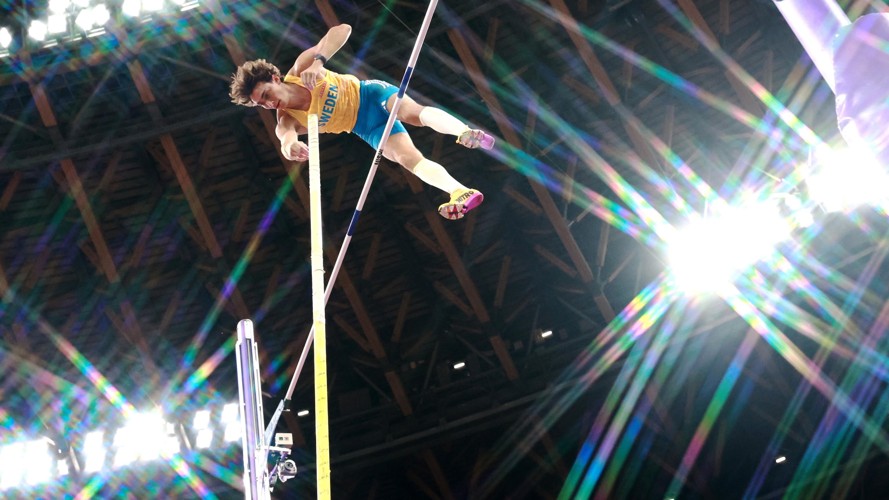 Duplantis, ancora lui: nuovo record del mondo e medaglia d'oro nel salto con l'asta