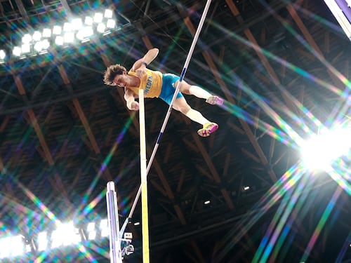 Duplantis, ancora lui: nuovo record del mondo e medaglia d'oro nel salto con l'asta