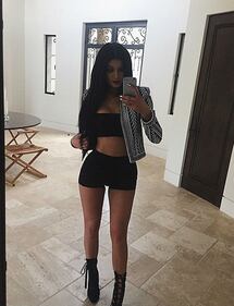 Kylie Jenner mostra il seno su Instagram 8