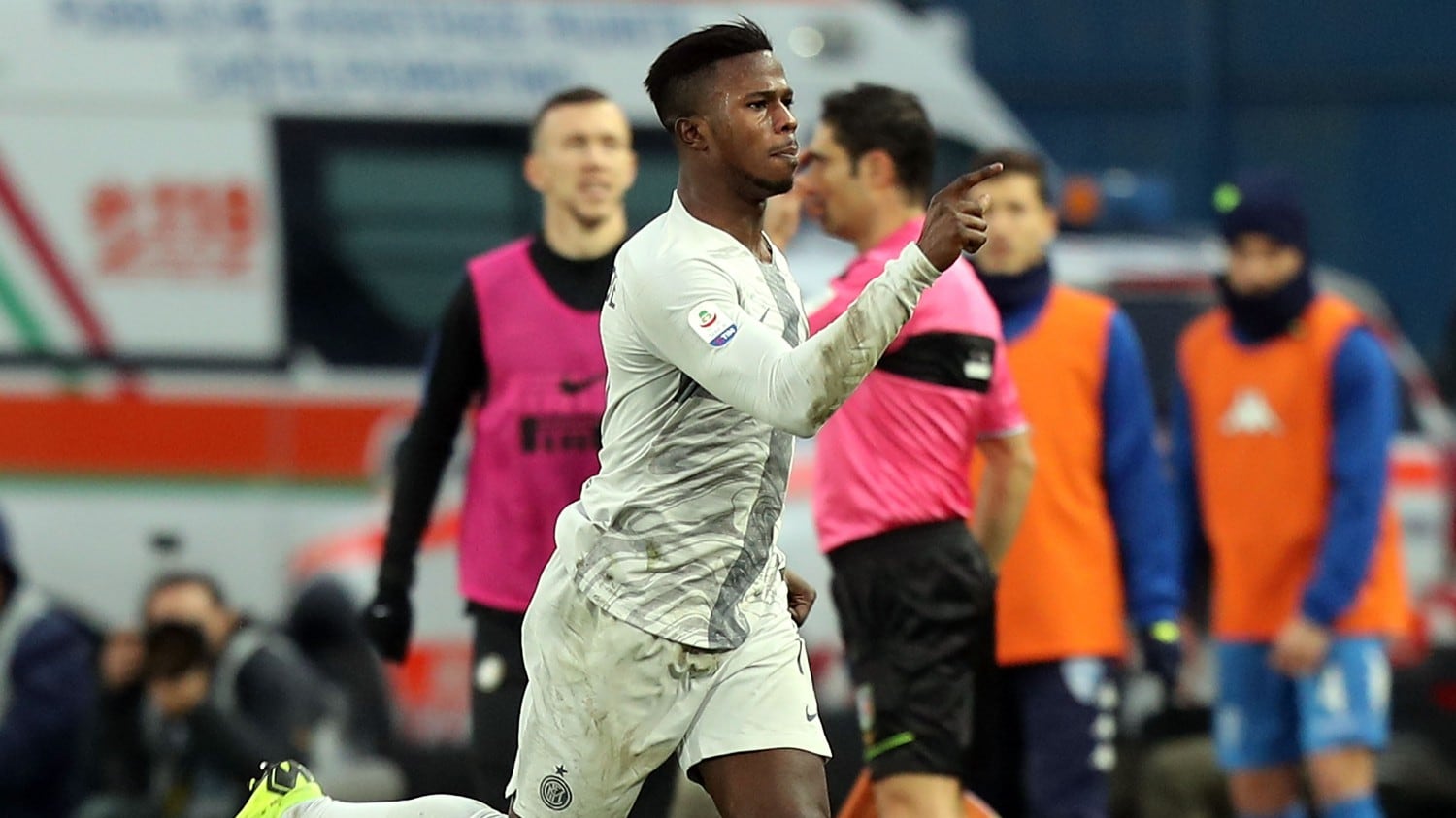 Serie A, l'Inter vince a 1-0 a Empoli. Il Napoli batte a fatica 3-2 il Bologna