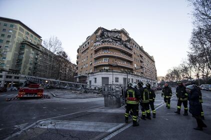 Roma, crollano tre piani di un palazzo 28