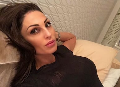 Anna Tatangelo sexy a letto 7