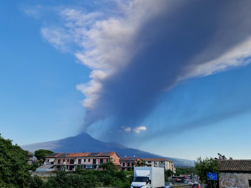 Etna di nuovo in eruzione: a Catania voli limitati. Escursionista colpito da un fulmine sul vulcano: era in una zona vietata