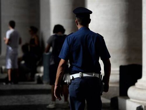 Napoli, cingalese ruba energia elettrica e pesta agente che verifica