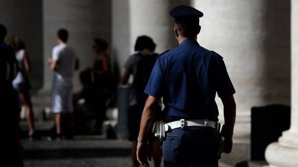 Napoli, cingalese ruba energia elettrica e pesta agente che verifica