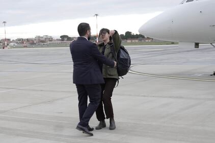 Cecila Sala in aeroporto. L'abbraccio con i familiari, l'incontro con la Meloni 8