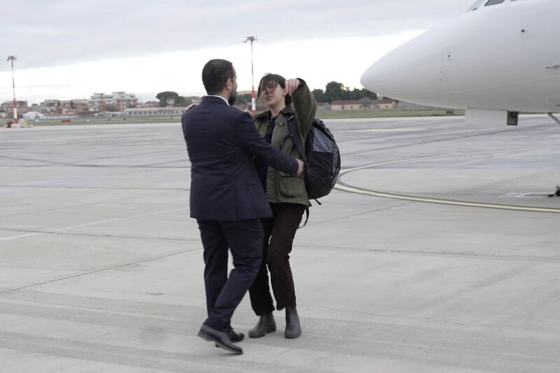 Cecila Sala in aeroporto. L'abbraccio con i familiari, l'incontro con la Meloni 8