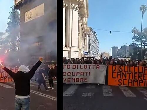 Napoli, scontri disoccupati-forze dell'ordine davanti al Comune