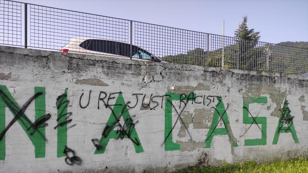 "Insulto alla democrazia". Vandalizzato il murale della Lega a Pontida