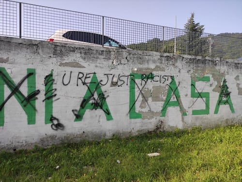 "Insulto alla democrazia". Vandalizzato il murale della Lega a Pontida