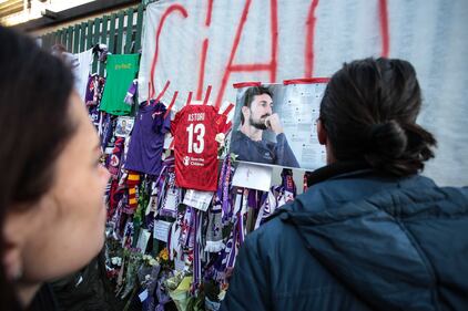 Tifosi, compagni di squadra e dirigenti della Fiorentina: tutti in fila per salutare Astori 11