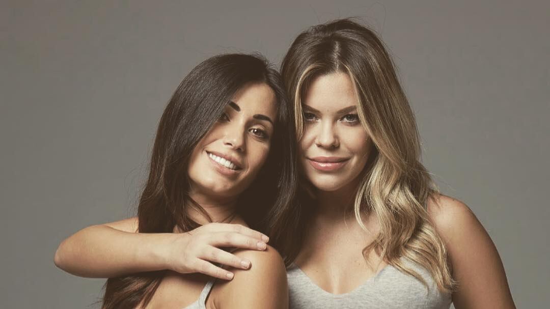 Nargi-Caracciolo e la foto con il pancione: "Ti voglio bene socia"