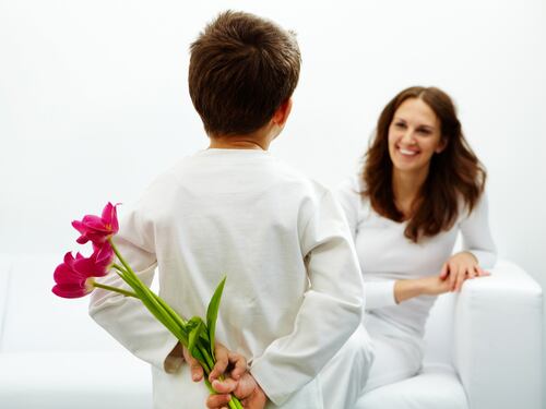 Lo studio Usa: "Essere il cocco di mamma può portare alla depressione"