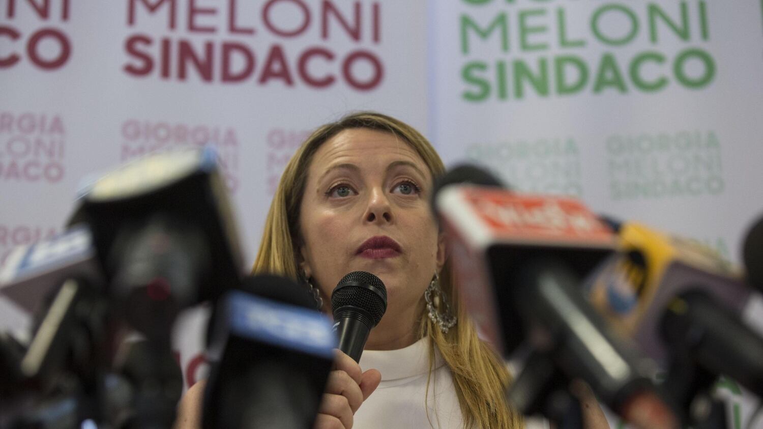 Meloni contro Mussolini: "Ha fatto una badogliata"