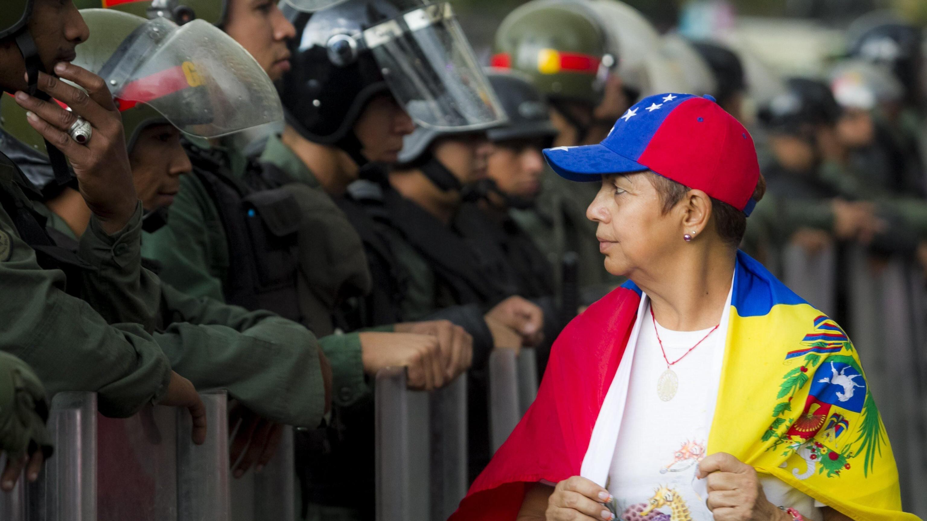 Caracas, manifestazioni e violenze: morto 17enne