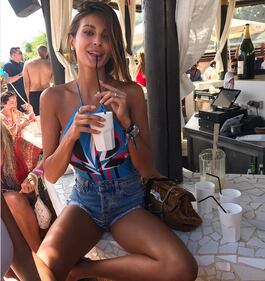 Cristina Buccino, scollatura hot in vacanza 11