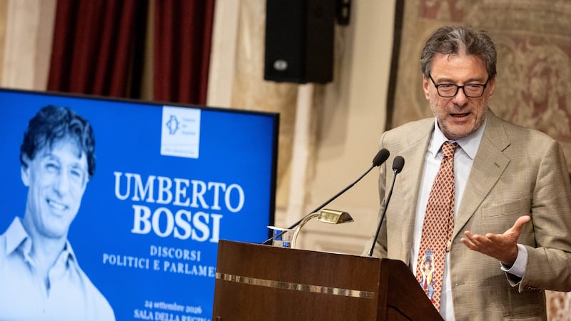 Giorgetti omaggia Bossi: “Ha dato un’identità politica al Nord. Tutto quello che so l’ho imparato da lui”