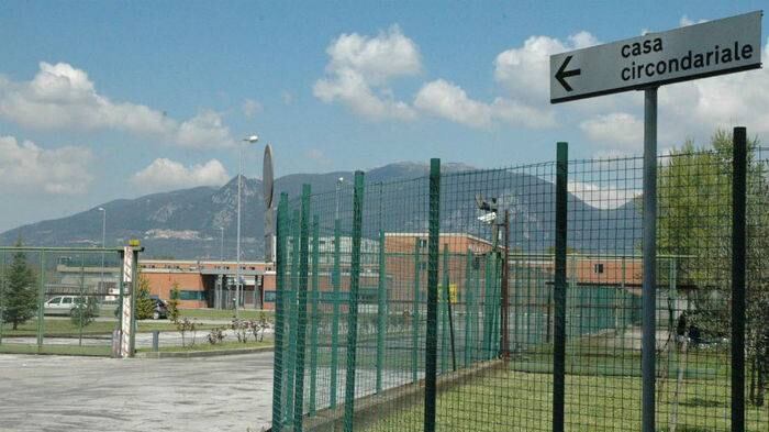 Dà fuoco alla cella e intossica sei agenti: la follia dello straniero