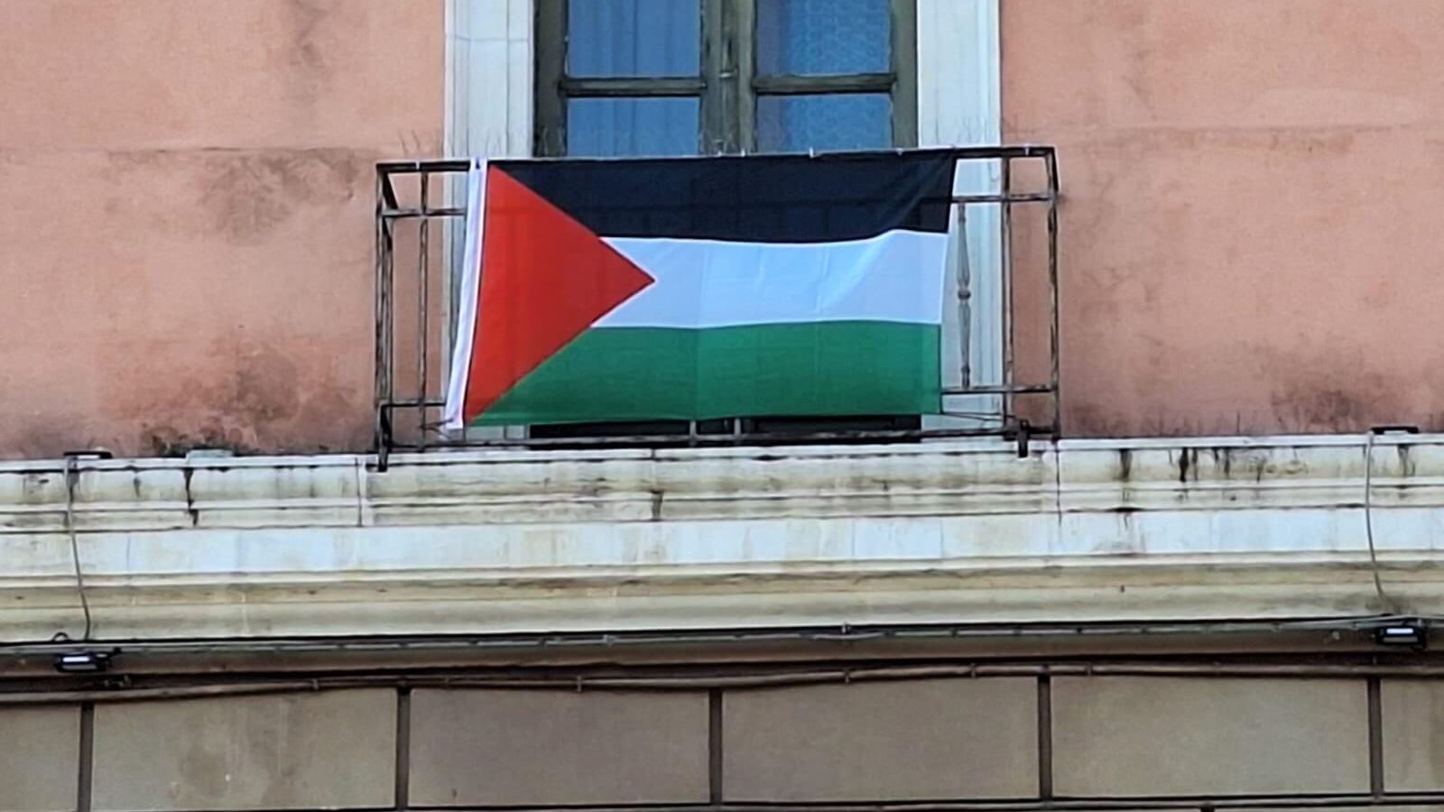 Bari, il sindaco Leccese espone la bandiera della Palestina: piovono critiche