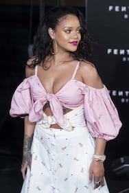 Rihanna, scollatura mozzafiato sul seno 7