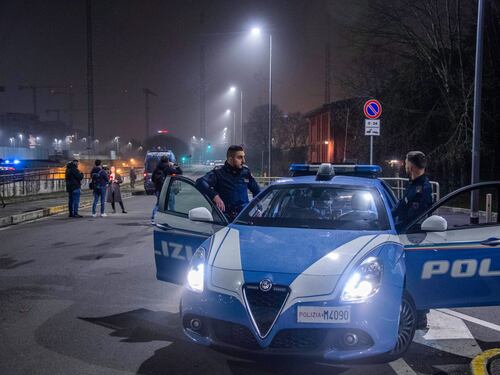 L'intervento delle forze dell'ordine e dei mezzi sanitari al carcere Beccaria